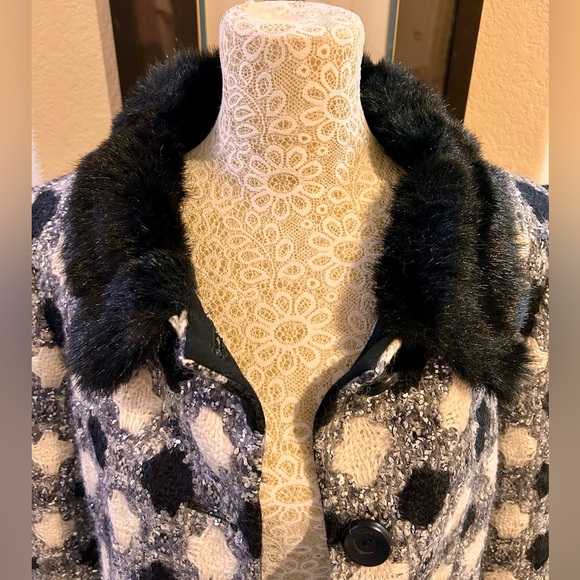 LA DIFFERENCE Cropped Jacket
Monte Carlo
Made in Italy
Size 4/6 - Picture 3 of 14